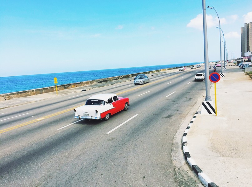 Things to know before traveling to Cuba - Vintage car malecon